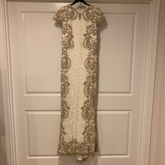 Tadashi lace gown with side appliqué - Picture 3 of 7